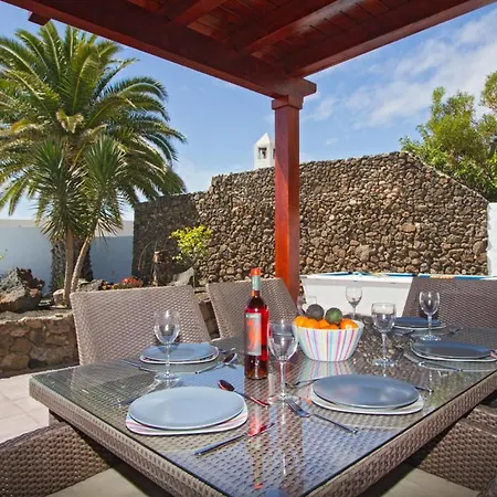 Puerto Del Carmen Sleeps 6 Pool Wifi Villa Puerto del Carmen (Lanzarote)